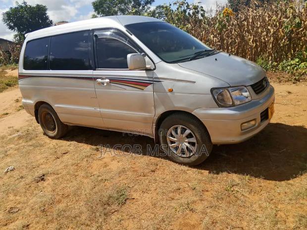 Toyota Noah 2002 Silver