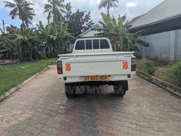 Toyota Hilux 1998 White