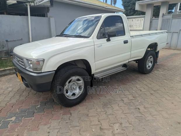 Toyota Hilux 1998 White