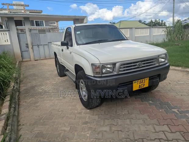 Toyota Hilux 1998 White