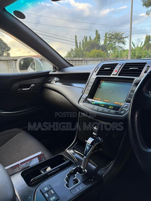 Toyota Crown 2009 White