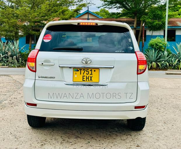 Toyota Vanguard 2009 White