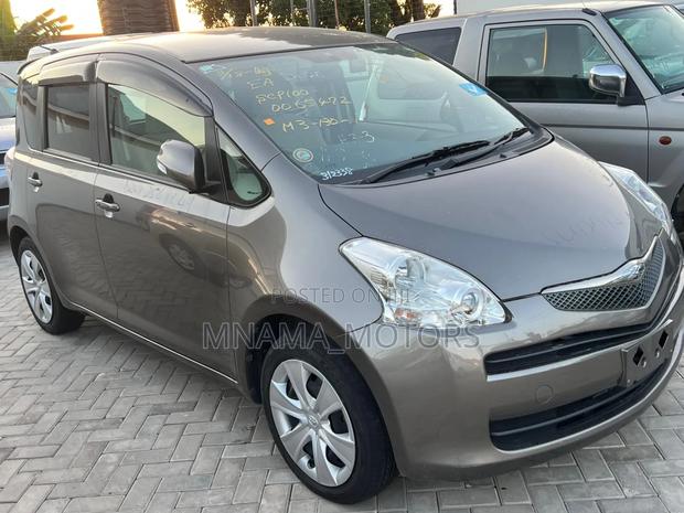 Toyota Ractis 1.5 FWD 2009 Gray