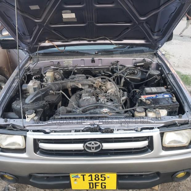 Toyota Hilux 1998 Gray