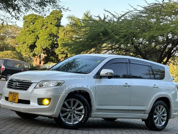 Toyota Vanguard 2012 White