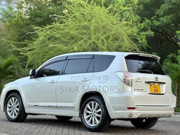 Toyota Vanguard 2012 White