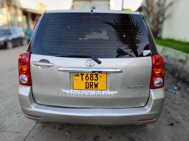 Toyota Raum 2005 Silver