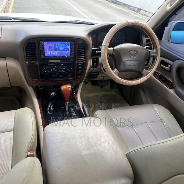 Toyota Land Cruiser 2002 White