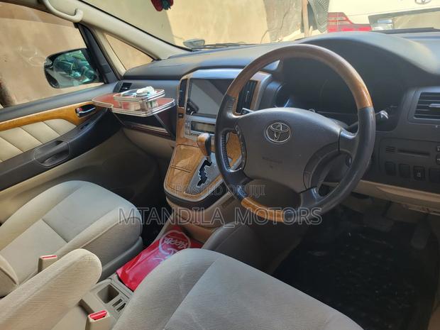 Toyota Alphard 2.4 Petrol AWD 2006 Gold