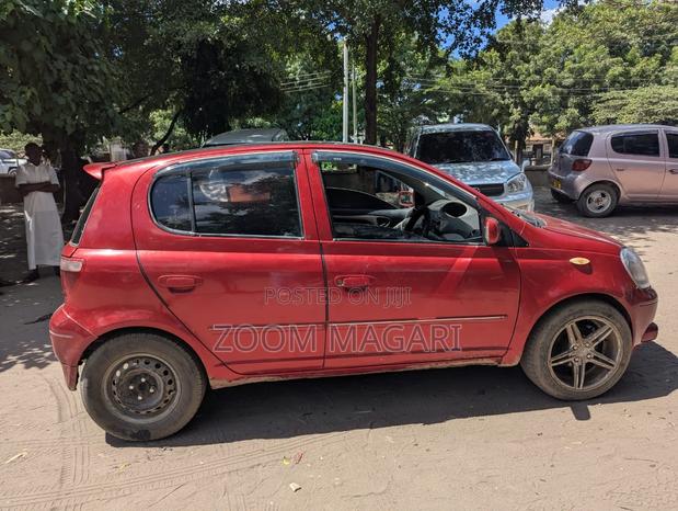Toyota Vitz 2004 Red