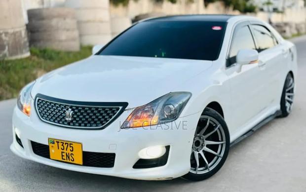 Toyota Crown 2010 White
