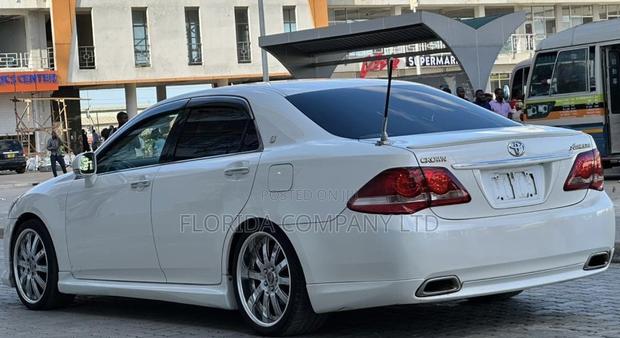 Toyota Crown 2009 White