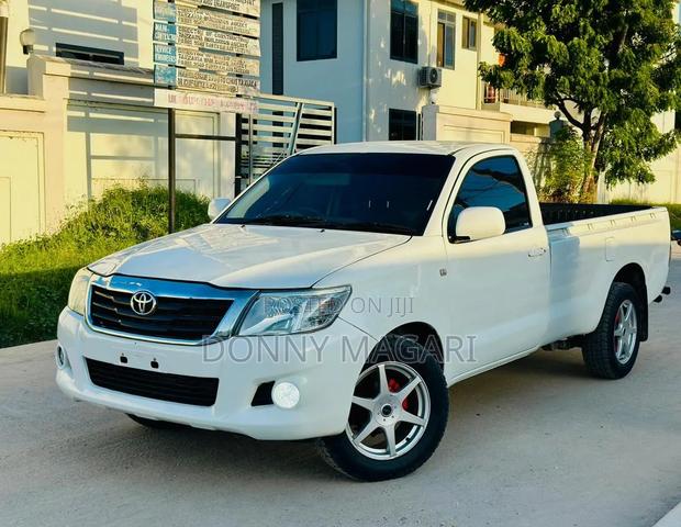 Toyota Hilux 2006 White