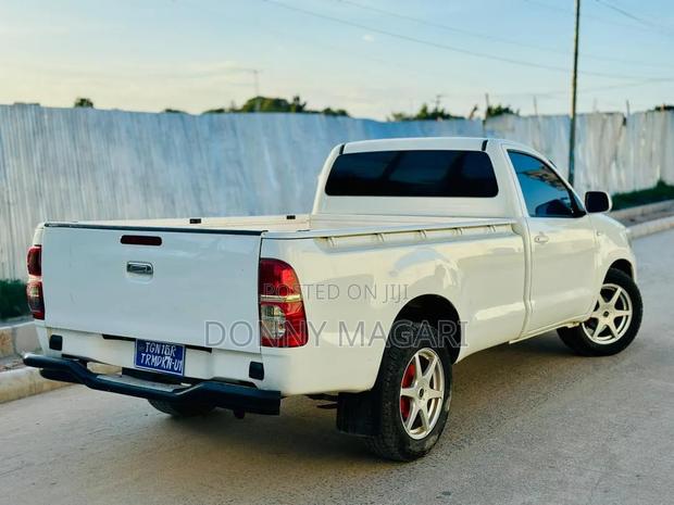 Toyota Hilux 2006 White