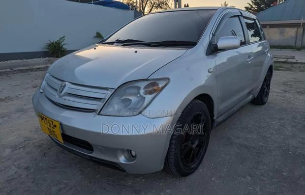 Toyota IST 2004 Silver