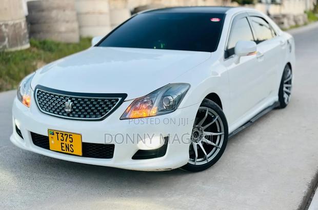 Toyota Crown 2010 White