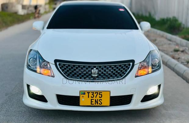 Toyota Crown 2010 White