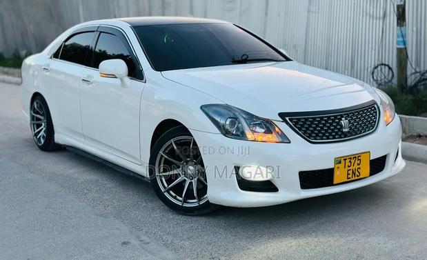 Toyota Crown 2010 White