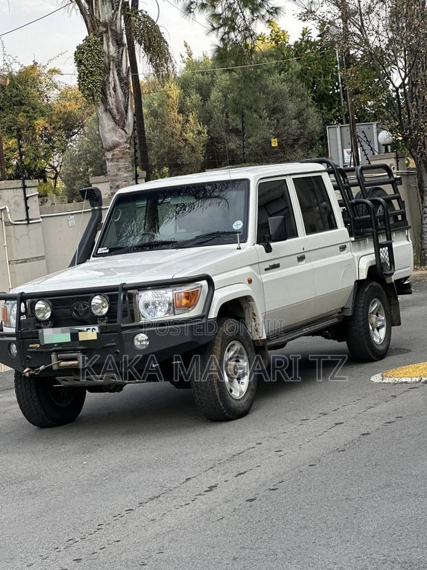 Toyota Land Cruiser 2016 White