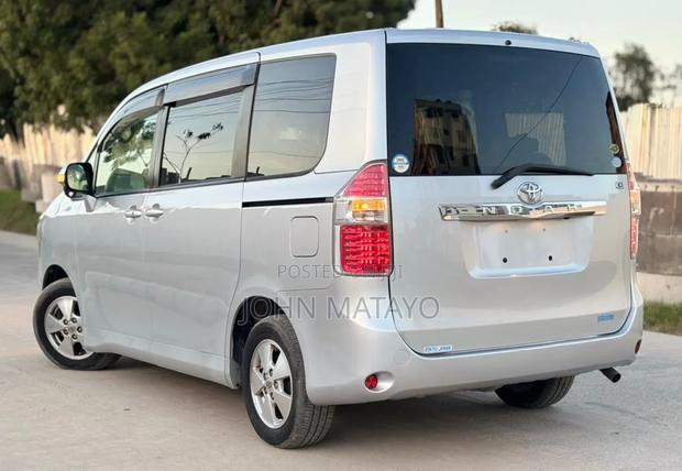 Toyota Noah 2008 Silver