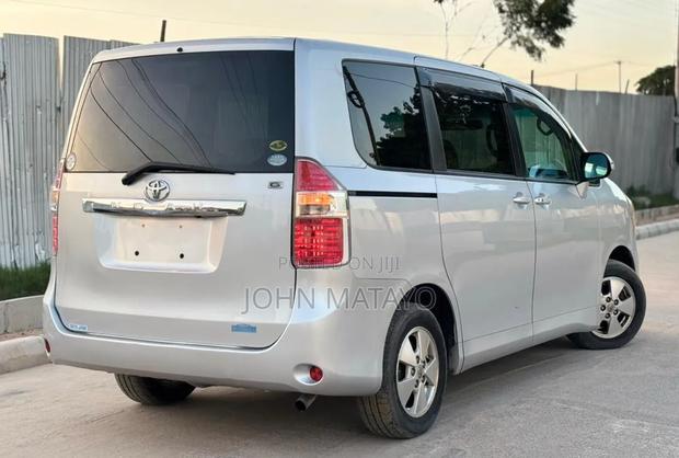 Toyota Noah 2008 Silver