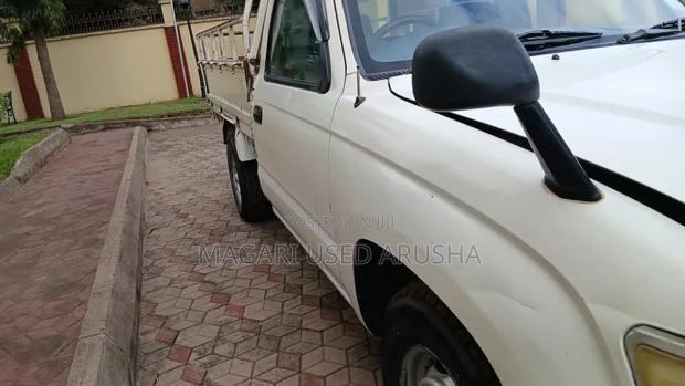 Toyota Hilux 2001 White