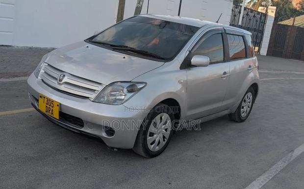 Toyota IST 2004 Silver