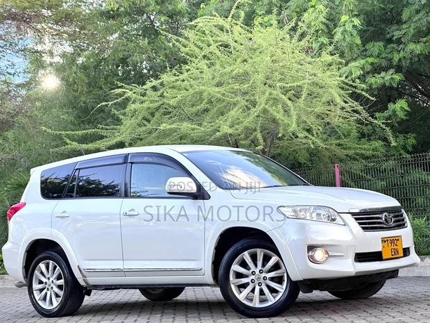 Toyota Vanguard 2010 White
