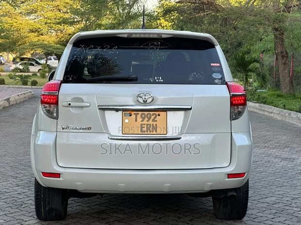 Toyota Vanguard 2010 White