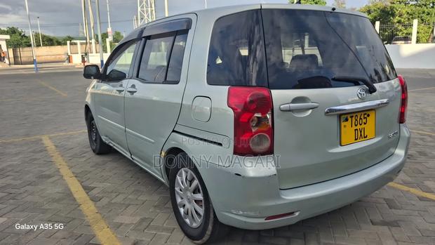 Toyota Raum 2005 Silver