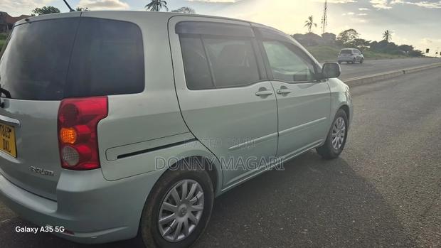Toyota Raum 2005 Silver