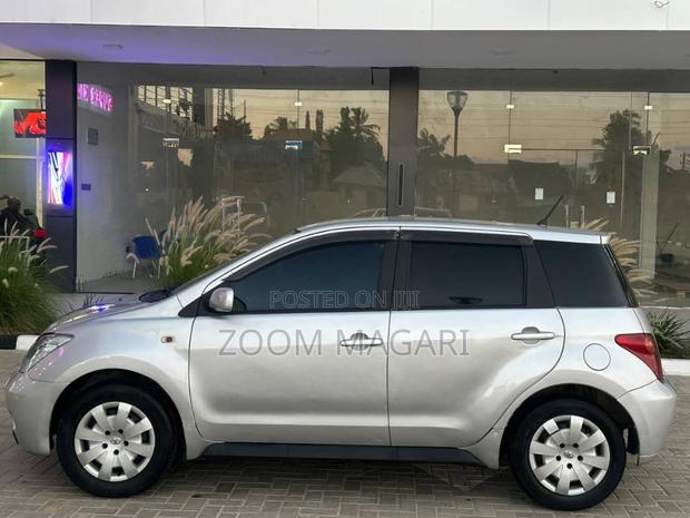 Toyota IST 2001 Silver