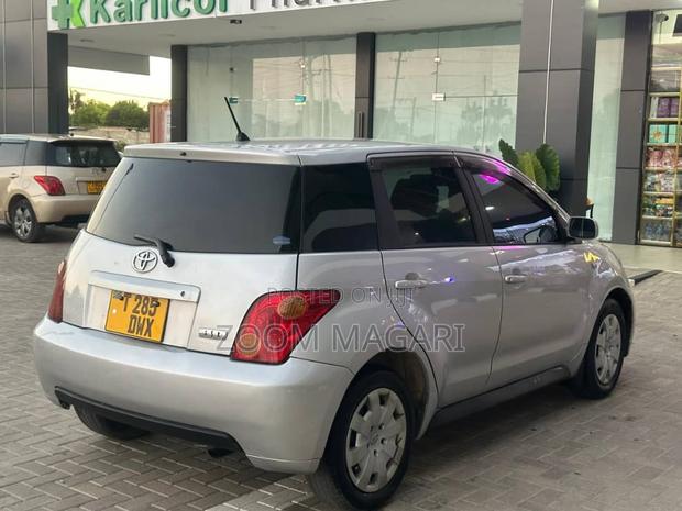 Toyota IST 2001 Silver