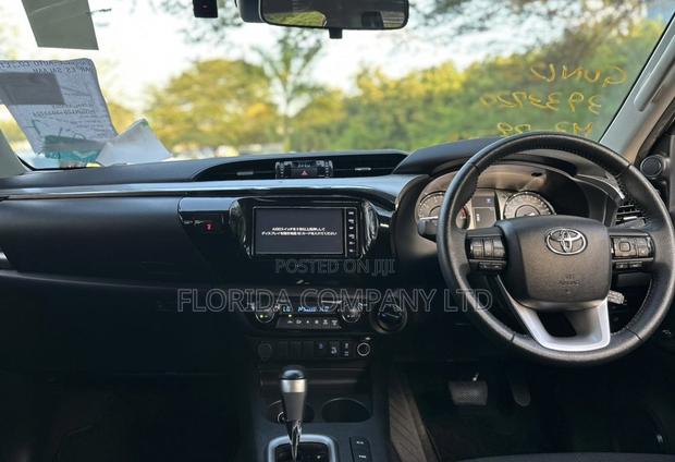 Toyota Hilux 2022 Gray