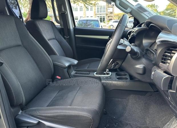 Toyota Hilux 2022 Gray