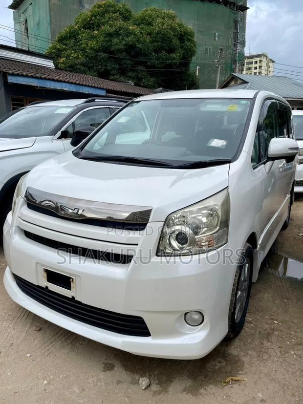 Toyota Noah 2009 White