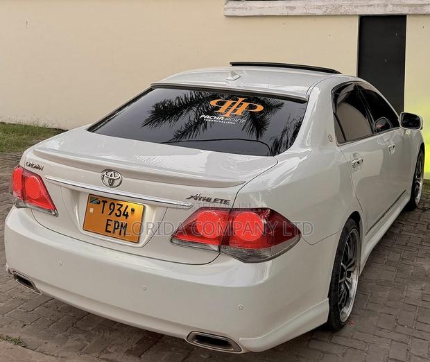 Toyota Crown 2012 White