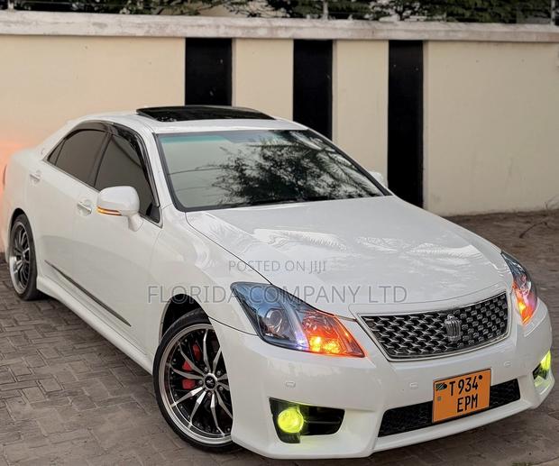 Toyota Crown 2012 White