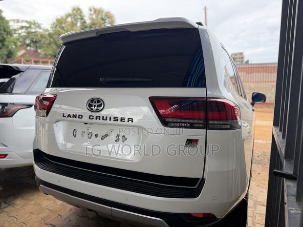 Toyota Land Cruiser LC300 2024 White