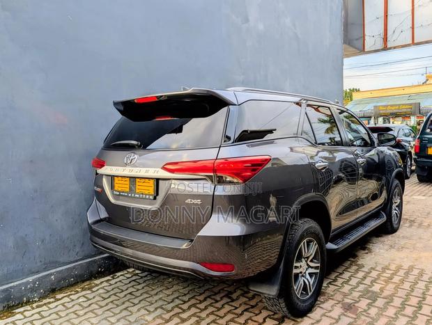Toyota Fortuner 2022 Gray