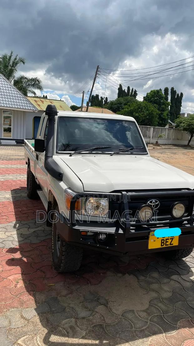 Toyota Land Cruiser 2002 White