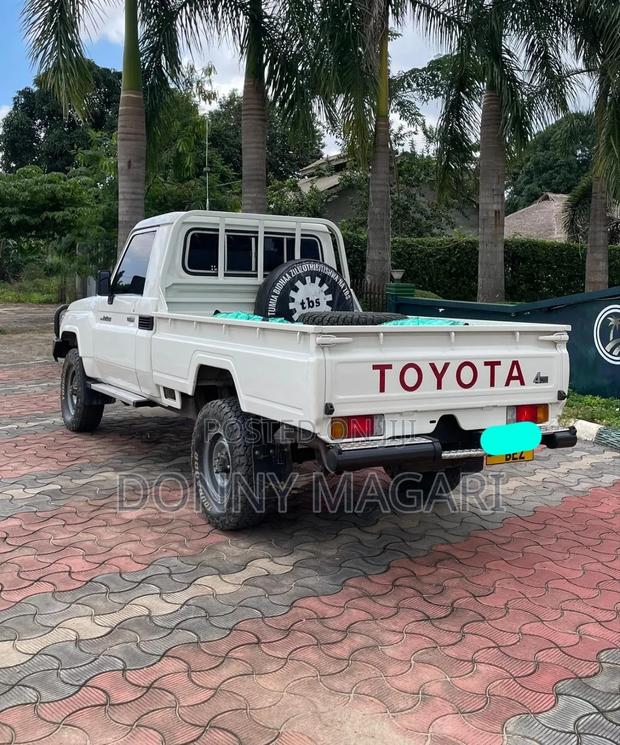 Toyota Land Cruiser 2002 White