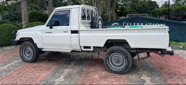 Toyota Land Cruiser 2002 White