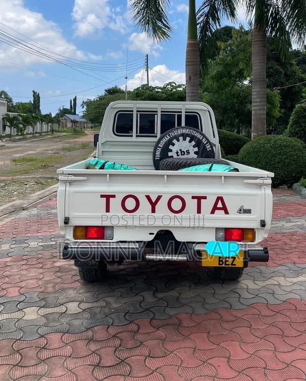 Toyota Land Cruiser 2002 White