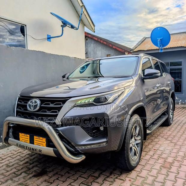 Toyota Fortuner 2022 Brown
