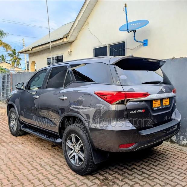 Toyota Fortuner 2022 Brown