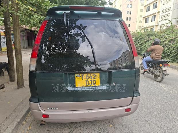 Toyota Noah 2.0 AWD (8 Seater) 2005 Green