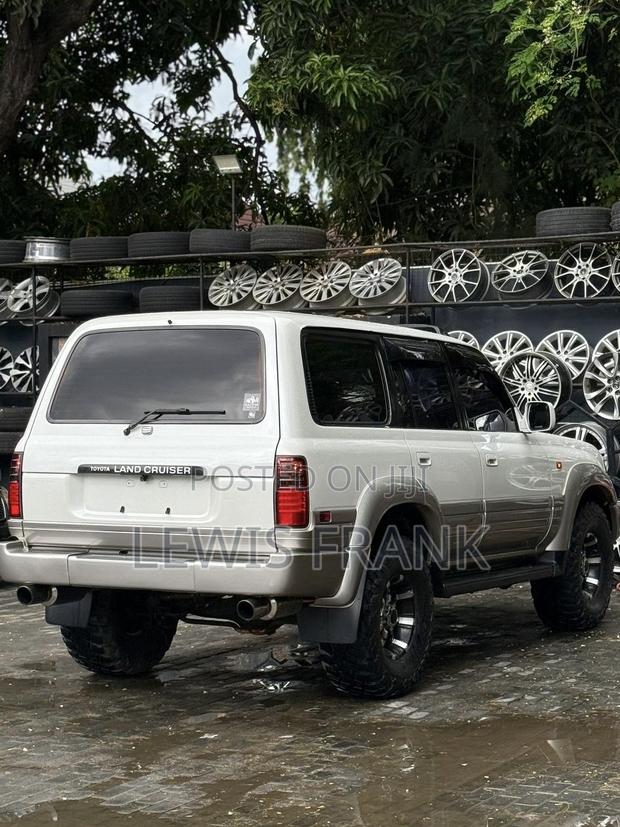Toyota Land Cruiser 1998 White