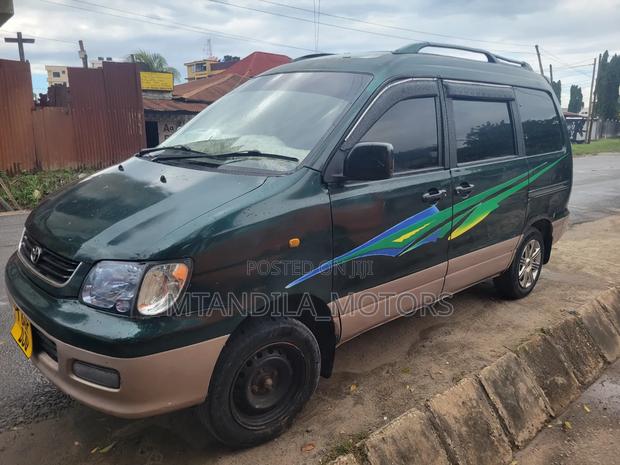 Toyota Noah 2.0 AWD (8 Seater) 2001 Ivory