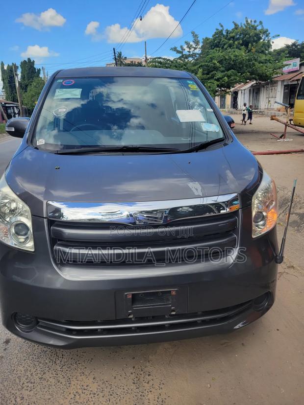 Toyota Noah 2.0 143hp AWD (7 Seater) 2009 Gray